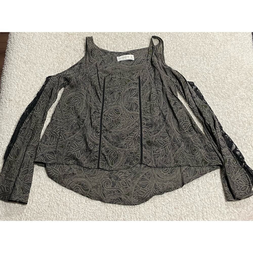 Abercrombie & Fitch Women's Size XS Shoulder-less Blouse Gray Paisley